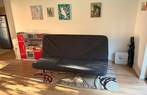 St Peters Apartment | A quiet oasis (w parking) near city, train, airport, shops, eatery.