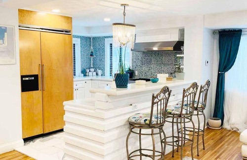 Washington Square West House | A Regal Retreat- Exclusive Parking Prime Local