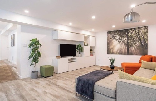 Brantford Apartment | A+ Remote Work Friendly w/ King Bed, Monthly Stays