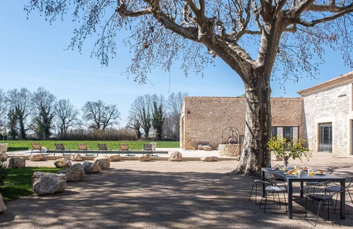 Raphele-les-Arles House | A renovated property near Arles – Sleeps 10