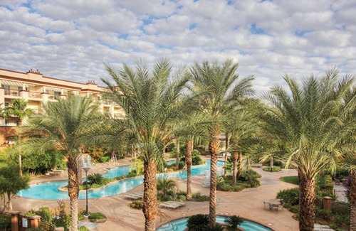 Enterprise Resort | A resort close to airport, shuttle to the city and LAZY RIVER and full kitchenn