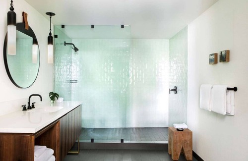 Downtown Seattle Hotel | A Restful Retreat! Minutes to The Seattle Art Museum, Onsite Restaurant!
