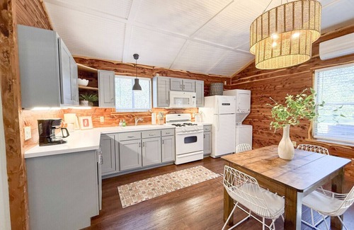 Boswell Cabin | A Retreat on the Banks of Livingston Creek