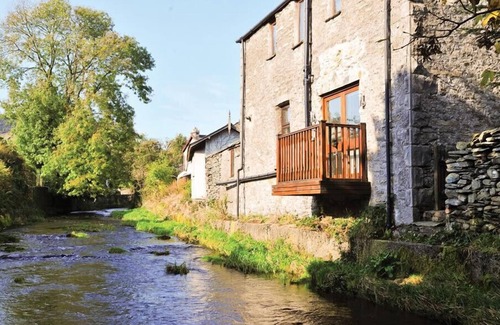 Staveley Cottage | A RIVER RUNS BY, with a garden in Staveley