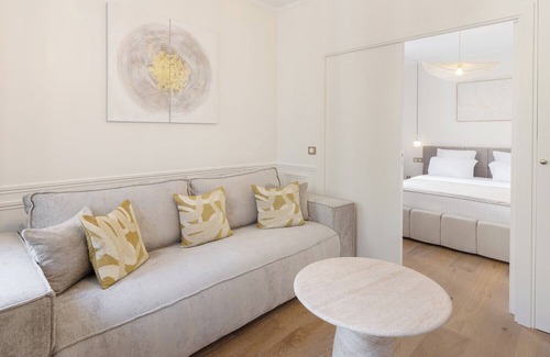 Epinettes Apartment | A Romantic 1-BR with Services in Batignolles