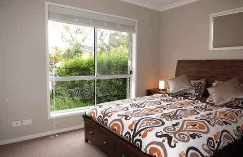 Mawson House | A Room with an Ensuite (in a 3 Bedroom-3 Bathroom Townhouse)