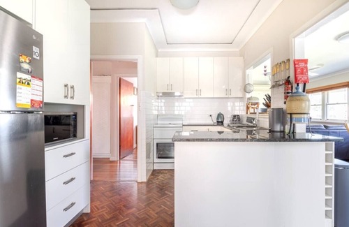 Roselands House | A rosy house in RoselandsnFamily friendly, nearby to park and shopping centre.