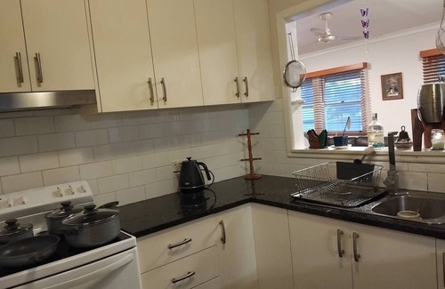Roselands House | A rosy house in RoselandsnFamily friendly, nearby to park and shopping centre.