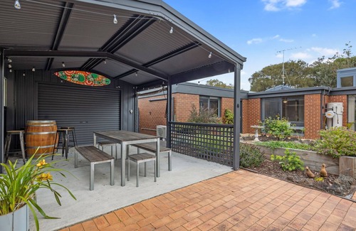 Inverloch House | A Sand and Sea Retreat - 150m from Beach, Pet Friendly