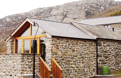 Barmouth Cottage | A Sea and Mountain Panorama from this charming stone barn