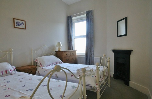 East Cowes Cottage | A seafront holiday home with panoramic views of Cowes Harbour and the Solent.