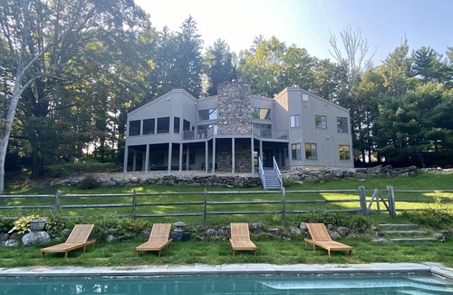 Redding Ridge House | A Secluded Modern Getaway
