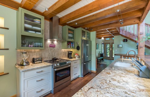 Lake Lure House | a serene lake to reunite with family and friends and totally unwind