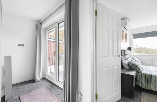 West Molesey Cottage | A serene quiet oasis with 3 separate buildings large garden & heated pool