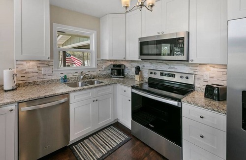 Jacksboro House | A Shore Thing - no steps to dock! Hot tub, fire pit (Sleeps 22)