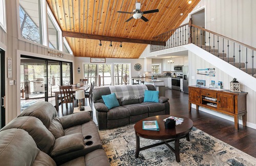 Rocky Top House | A Shore Thing - no steps to dock! Hot tub, fire pit ~ Sleeps 22 ~