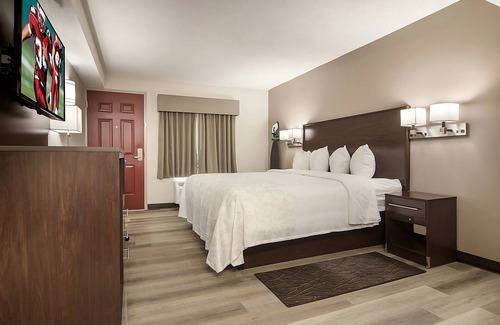 Erie Hotel | A short drive away from Play Port Arcade & Family Fun Center! Parking is FREE!