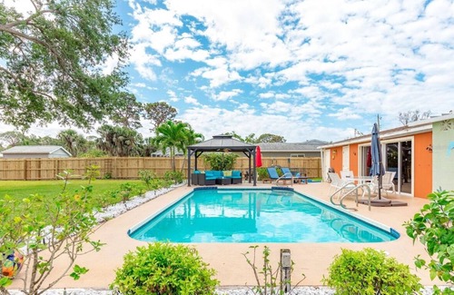 Venice House | A short Walk to Venice Beach! Family-Friendly house with private pool!