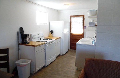 Jenkins Apartment | A Simple, Clean, and Quiet Lakeside Getaway