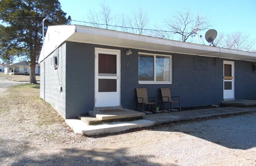 Jenkins Apartment | A Simple, Clean, and Quiet Lakeside Getaway