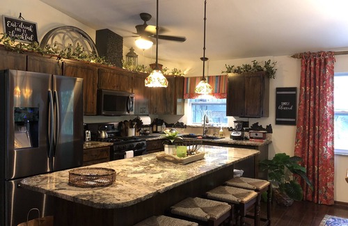Crystal River House | A SLICE OF "OLD FLORIDA" AMONG GRANDFATHER OAKS.