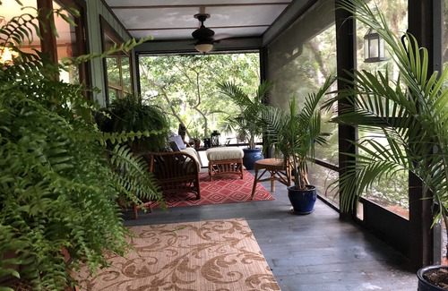 Crystal River House | A SLICE OF "OLD FLORIDA" AMONG GRANDFATHER OAKS.