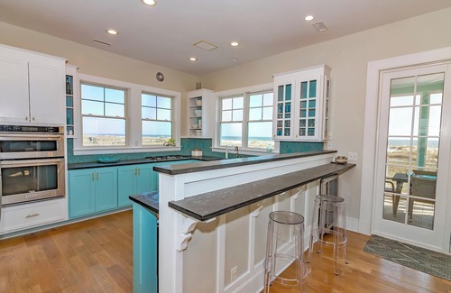 South Beach House | A Soft Landing is a fantastic, dog-friendly four-bedroom, 3.5-bathroom oceanfront retreat.