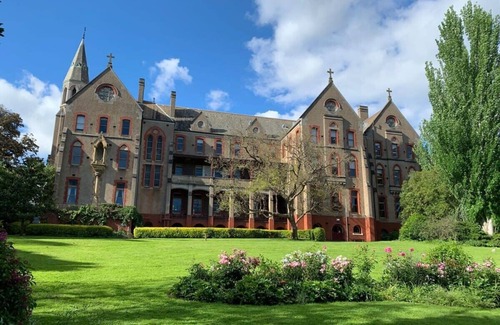 Collingwood Apartment | A Spacious 2BR Apt with a Courtyard & FREE Parking