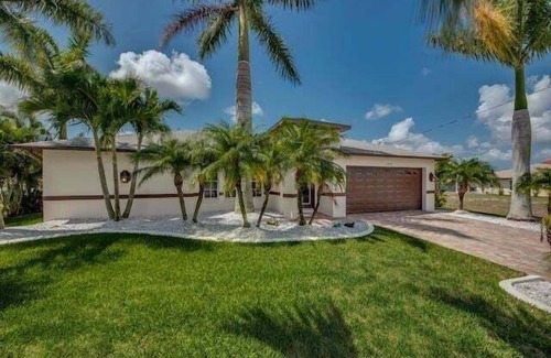 Diplomat Villa | A spacious 3-bedroom retreat in sunny Cape Coral.