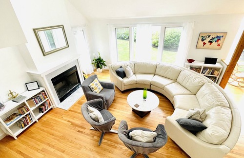 Marblehead House | A spacious and bright contemporary home by the ocean in old New England town...