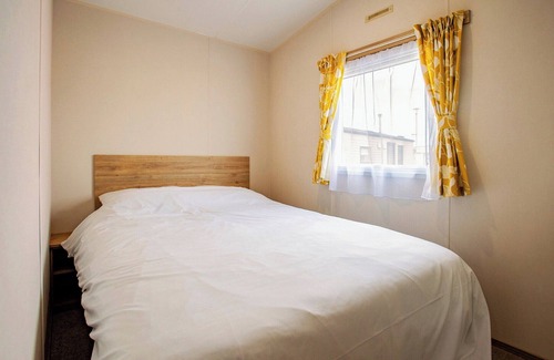 Caister-on-Sea House | A spacious caravan with one master double and one twin room.