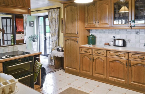 Dinas Cottage | A spacious farmhouse with far reaching sea views set in peaceful surroundings.