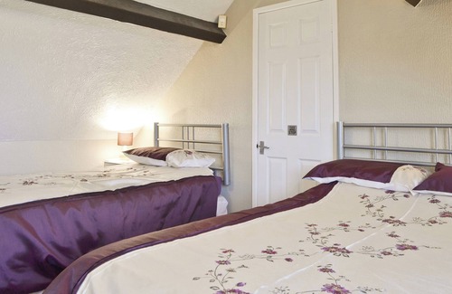Dinas Cottage | A spacious farmhouse with far reaching sea views set in peaceful surroundings.