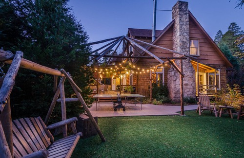 Twin Peaks Hotel | A spacious mountain lodge rich in history that’s perfect for all ages to experience a unique mountain vacation in a beautiful forest setting
