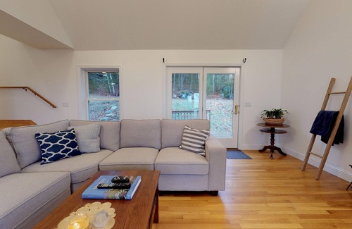 Northport House | A spacious ocean view apartment on Penobscot Bay in historic Temple Heights
