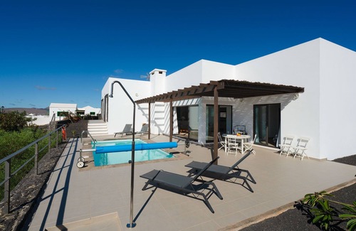 Nazaret Villa | A Special Offer Villa with pool of 150m2.
