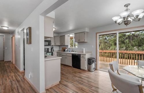 Silver Lake House | A specious 2 level 4 Beds 2 Baths home