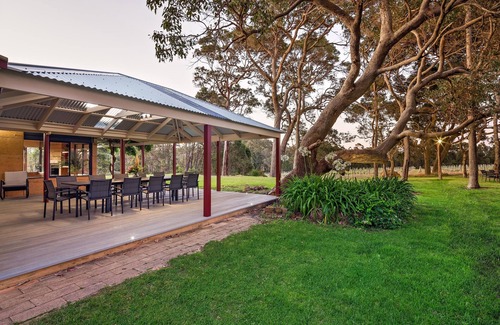 Cowaramup House | A Sprawling Picturesque Retreat at Edwards Winery