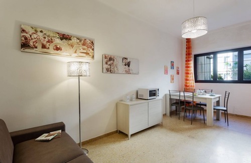 Santa Maria Novella Apartment | A stone's throw from the Arno! Central flat x4