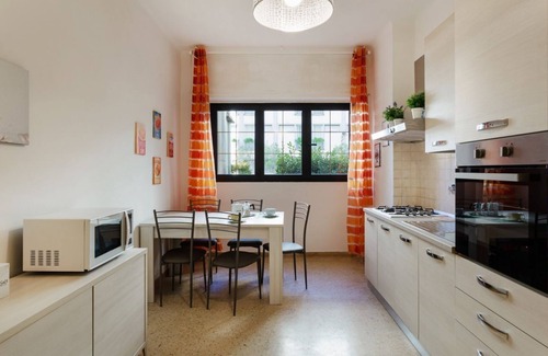 Santa Maria Novella Apartment | A stone's throw from the Arno! Central flat x4