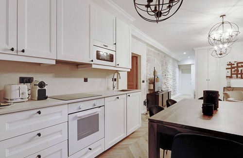 Arts-et-Metiers Apartment | A Stunning 3BR/3BA in the Marais