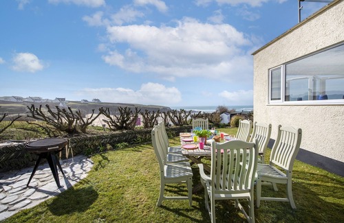 Padstow House | A stunning 4 bedroom holiday home which spills out onto beautiful Treyarnon Bay.