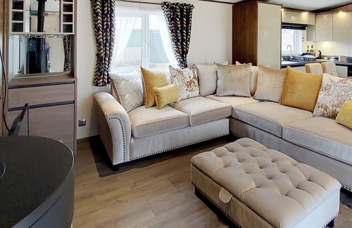 Berwick-upon-Tweed House | A stunning 13-foot home with an open plan centre lounge.