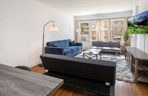 Carthay Circle Apartment | A Stylish Apartment: Your Ultimate LA Experience w/ Hot Tub
