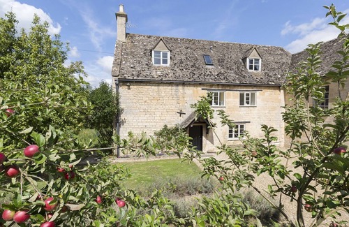 Winchcombe Cottage | A sudeley castle cottage that sleeps 14 guests in 7 bedrooms
