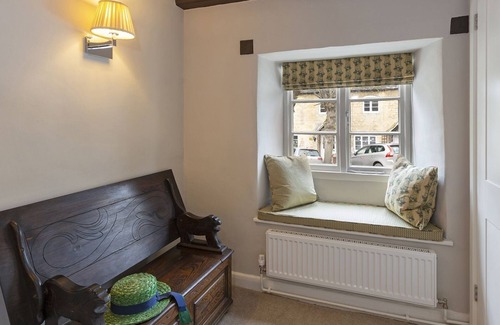 Winchcombe Cottage | A sudeley castle cottage that sleeps 7 guests in 4 bedrooms