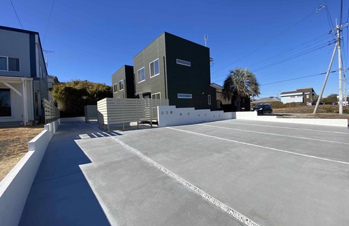 Ichinomiya Villa | A surf point and a 1-minute walk from the beach Enjoy a relaxing beach life in a California-style villa. Enjoy BBQ on the garden sofa.