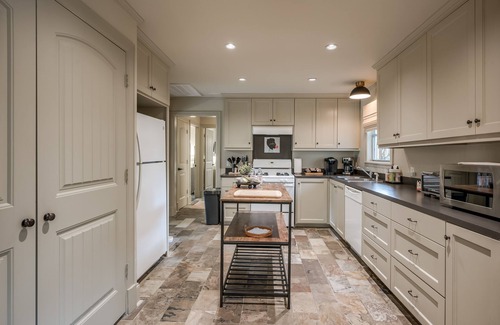 Garden Oaks House | A sweet cosy bungalow in the heart of Houston perfect for families & pets!