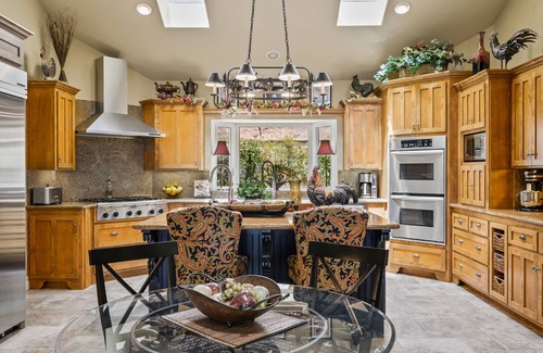 Fallbrook House | A Taste of Tuscany -Just 5 Minutes to Golf and Wine Tasting