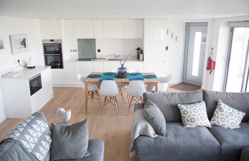 Newquay Apartment | A three bedroomed, dog friendly apartment in West Pentire, Crantock